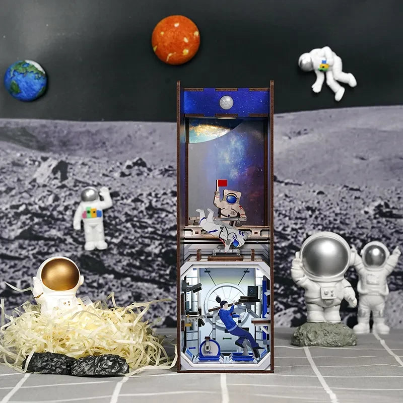 Raumstation - DIY Book Nook Kit