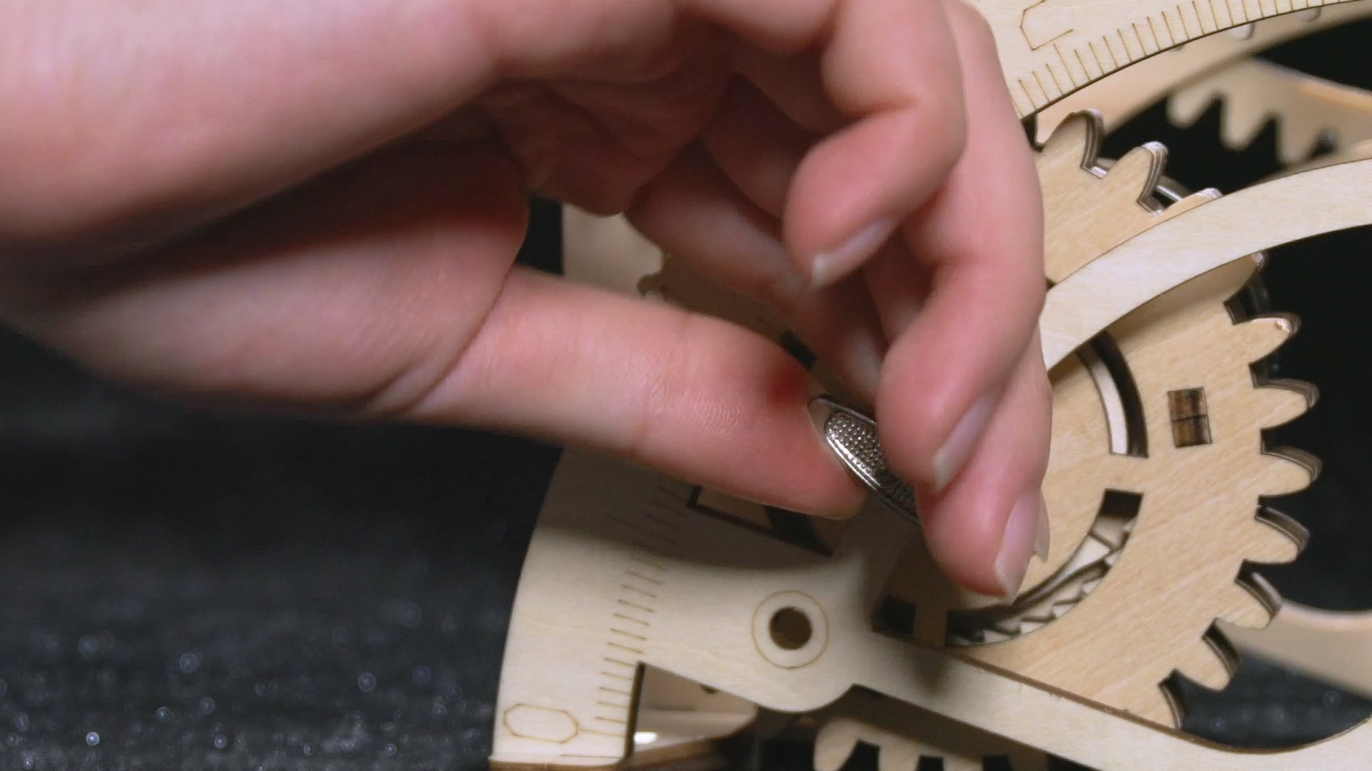 Beeindruckende Pendeluhr - 3D Holzpuzzle Video