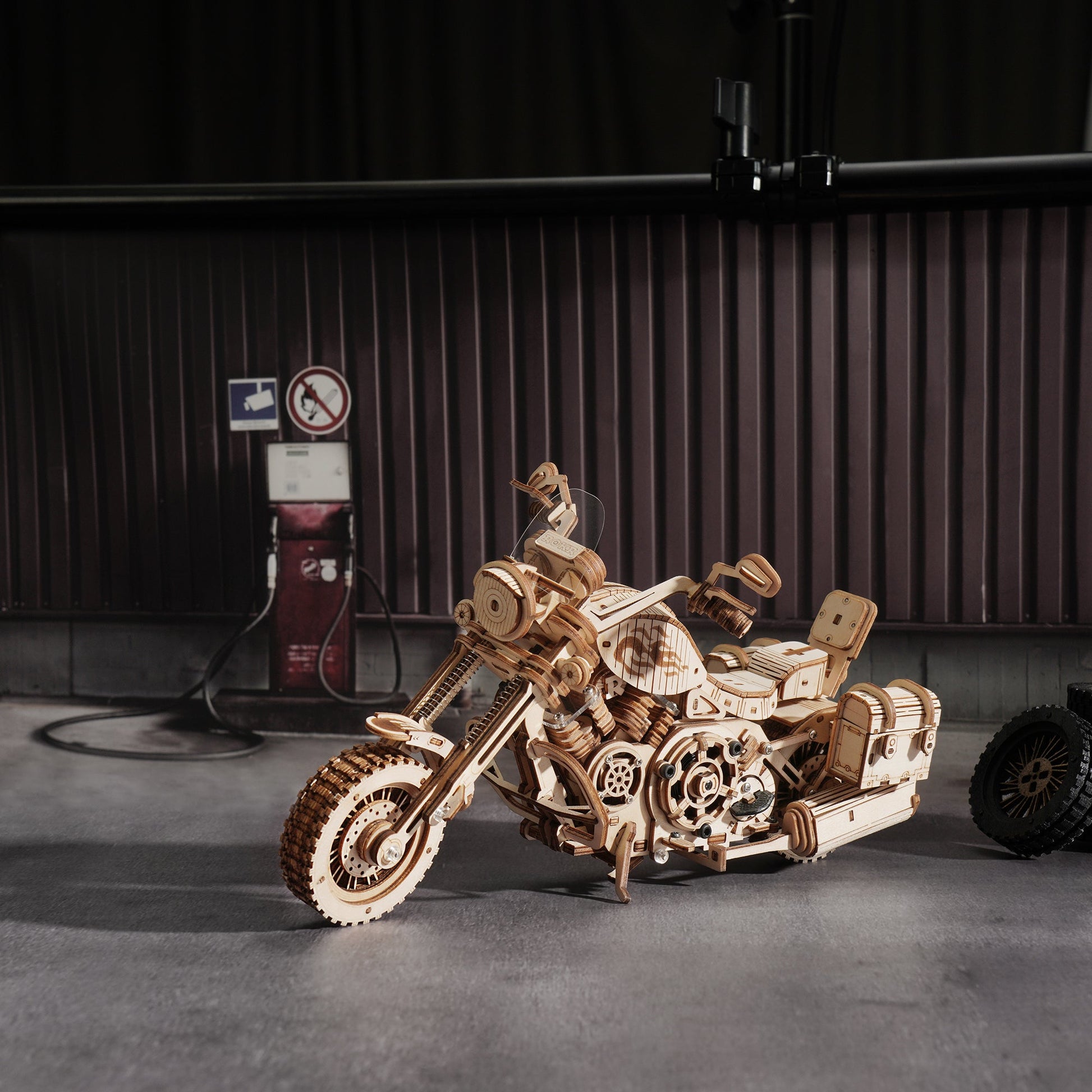 Cruiser-Motorrad - 3D Holzpuzzle mit Hintergrund