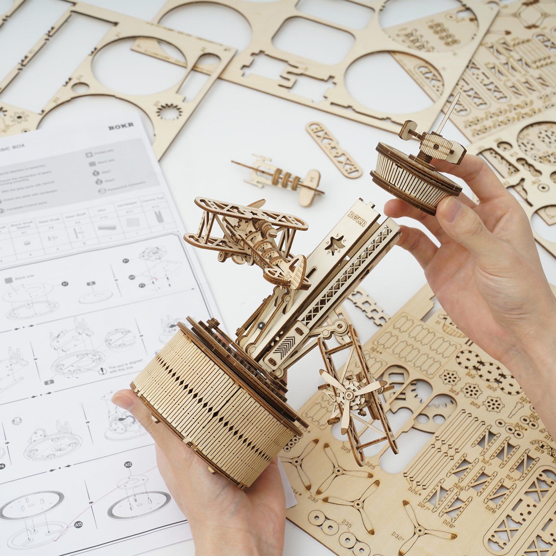 Control Tower (Music Box) - 3D Holzpuzzle im Zusammenbau